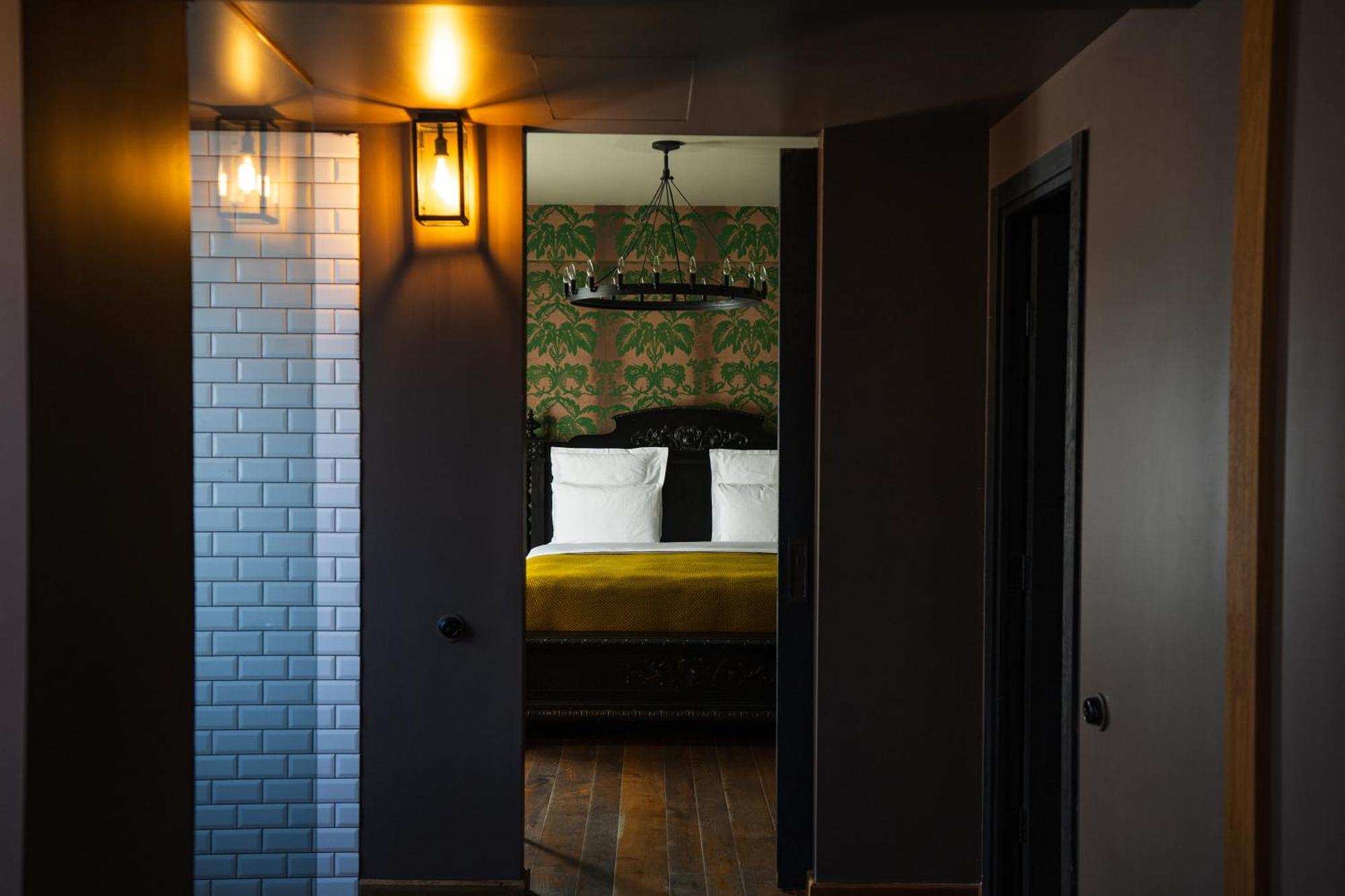 Rooms Hotel Tbilisi Exteriér fotografie A room at the hotel