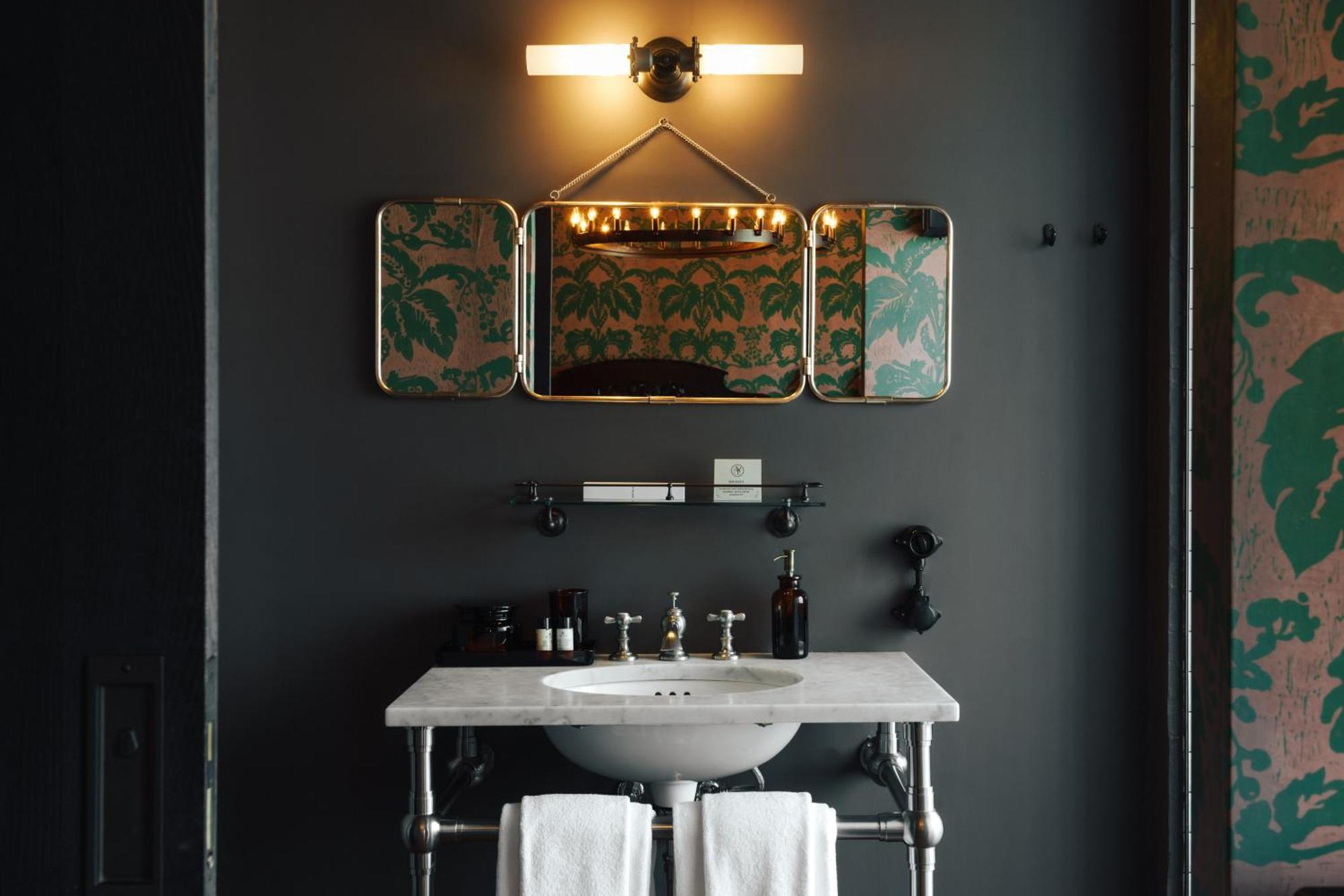 Rooms Hotel Tbilisi Exteriér fotografie Bathroom at The Standard East Village