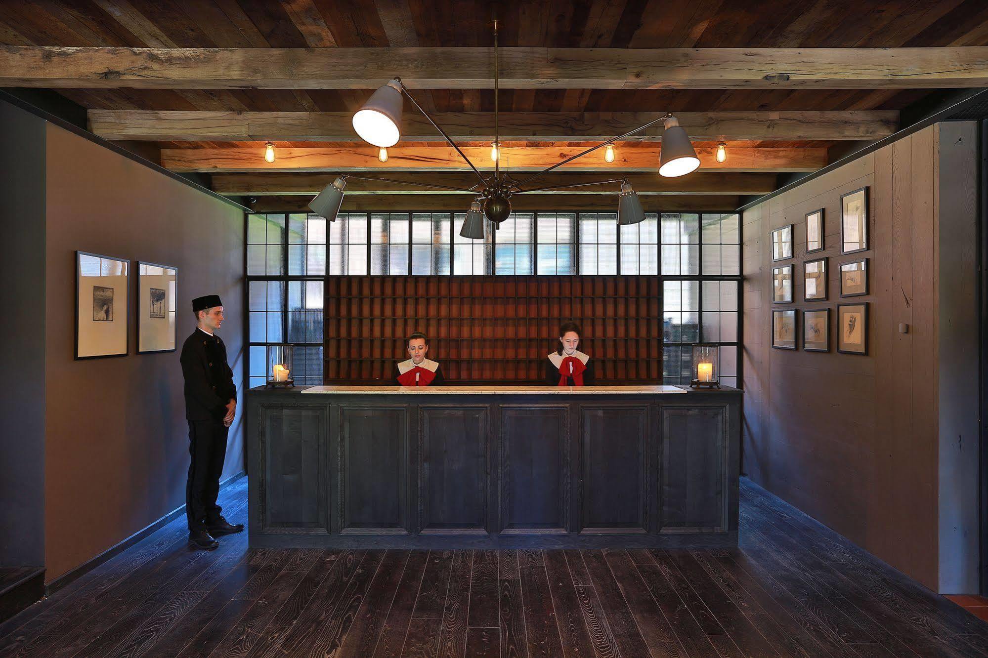 Rooms Hotel Tbilisi Exteriér fotografie The reception desk at the 21 Club