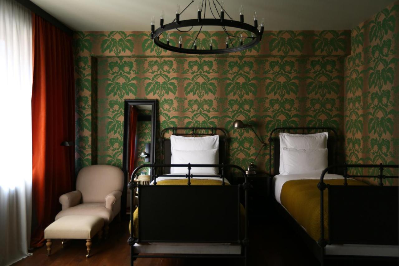 Rooms Hotel Tbilisi Exteriér fotografie A room at the Hotel de Matignon